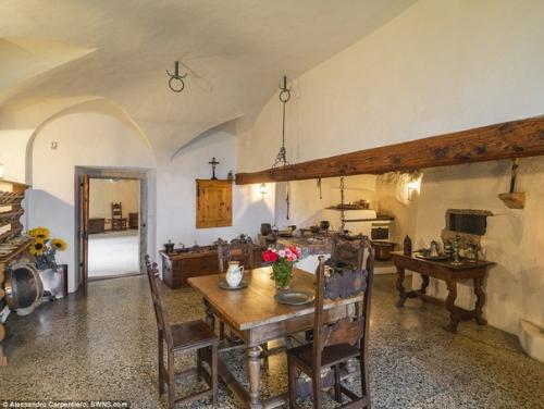 В Италии выставили на продажу замок, начало возведение которого относится к XIV века. 08