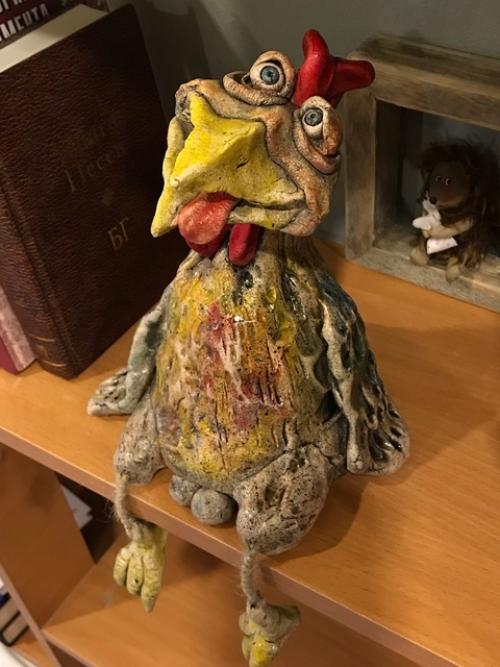 Памагите!  Кукареку!   В том случае, если что - это кричит петух, задавленный книгами со всех сторон. 04