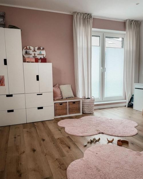 Розовые детали в интерьере дома с шикарным большим диваном в Германии. 05