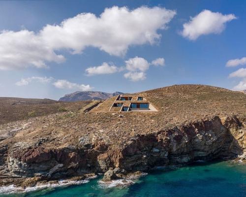 Построить дом на наклонном участке само по себе непросто. 02