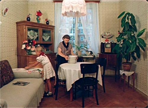 Московский интерьер в одном из знаменитых красных домов на улице строителей, 1956 год.