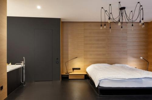 В интерьере квартиры реализовано сочетание чёрного цвета и дерева. 05