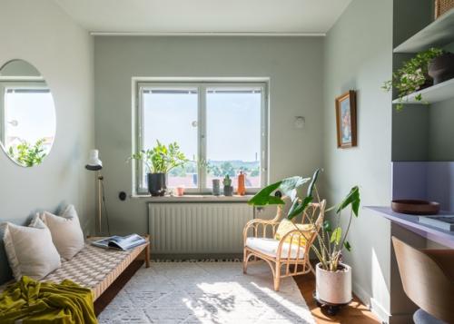 С балкона этой красивой трехкомнатной квартиры, в современном винтажном стиле, открывается прекрасный вид на уютный сквер, крыши домов и зелень. 06