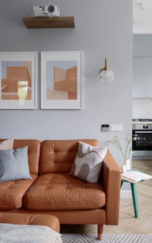 Высокие потолки, большие окна, сохраненная кирпичная кладка и винтажная люстра в спальне. 03