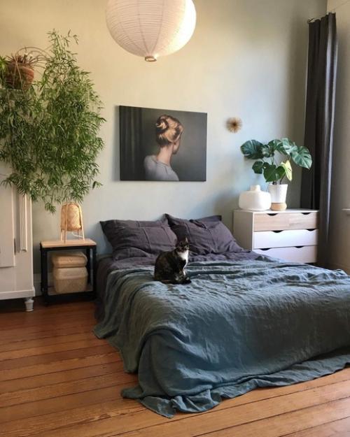 Зеленая кухня с черным гарнитуром, прекрасный кофейный уголок и уютная спальня: вкусно, насыщенно и очень по-домашнему. 01