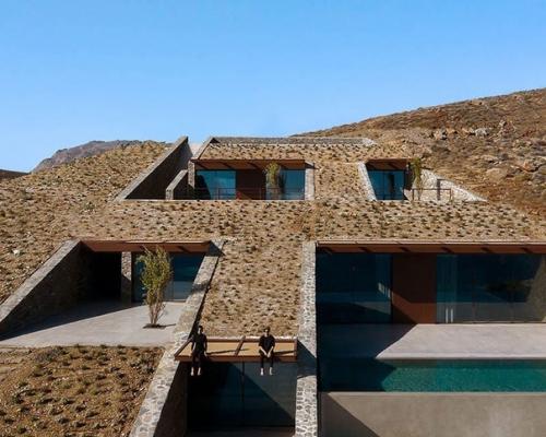 Построить дом на наклонном участке само по себе непросто. 04