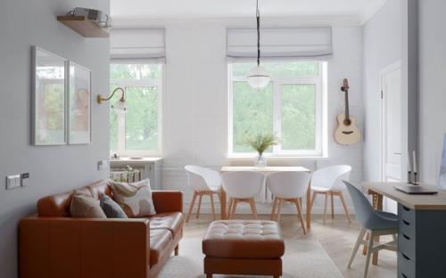 Высокие потолки, большие окна, сохраненная кирпичная кладка и винтажная люстра в спальне. 02