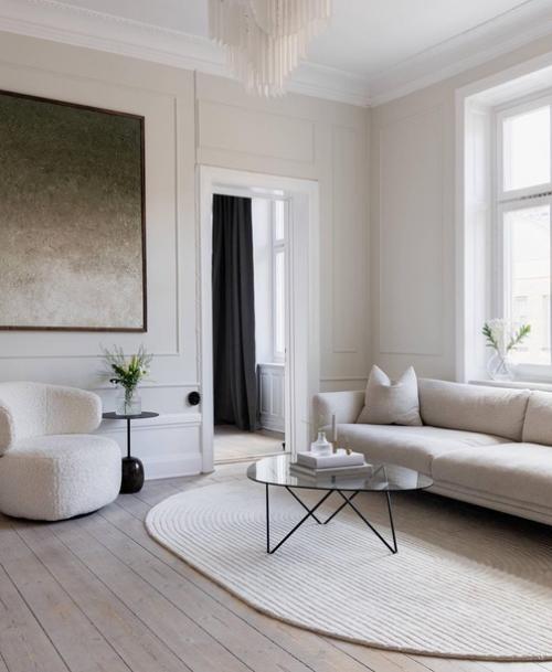 Интерьер трехкомнатной квартиры в доме 1902 года постройки с высоким потолком, красивой лепниной и двумя изразцовыми печами. 01