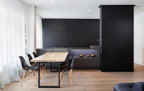 В интерьере квартиры реализовано сочетание чёрного цвета и дерева. 02