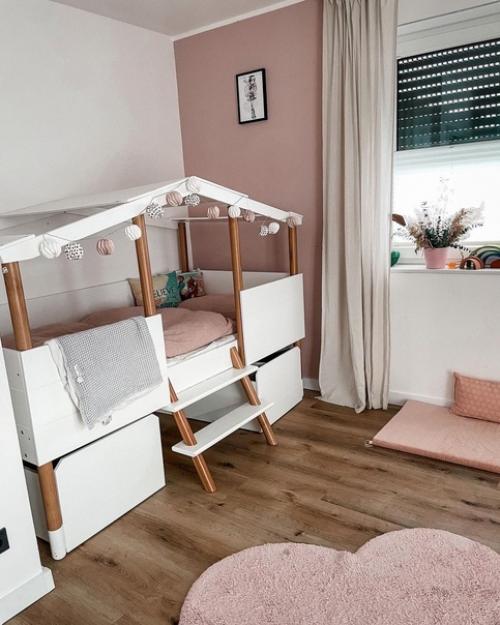 Розовые детали в интерьере дома с шикарным большим диваном в Германии. 03