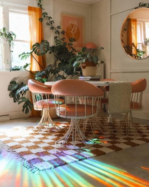 Уютный богемный стиль 70-х в доме с множеством растений. 01