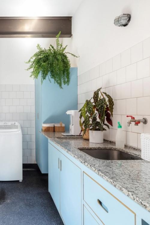 Уникальный белый дом с красочным декором. 05