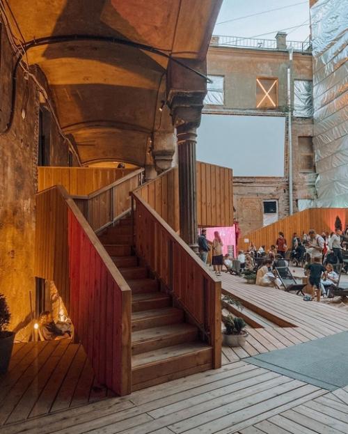 Уютное атмосферное местечко во дворе старинного особняка Лопухиных - нарышкиных на литейном. 02