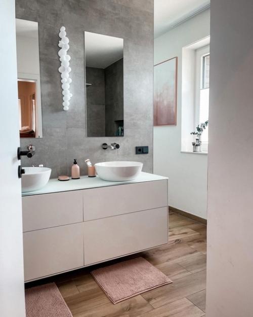 Розовые детали в интерьере дома с шикарным большим диваном в Германии. 06