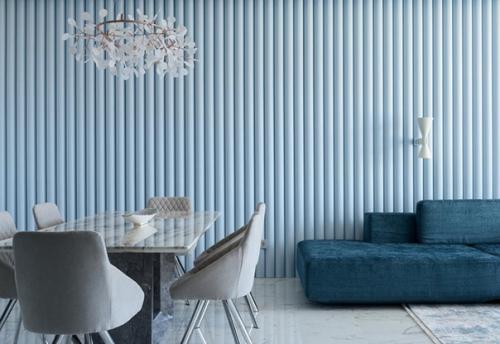 Светло-голубая ребристая акцентная стена - Изюминка интерьера этой гостиной! 02