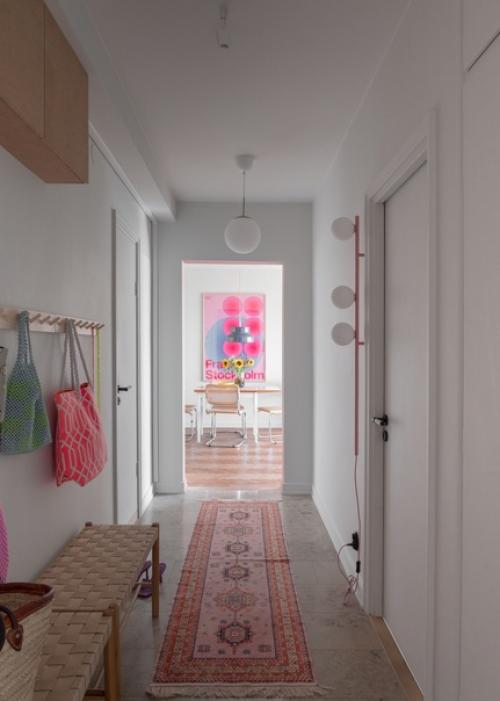 С балкона этой красивой трехкомнатной квартиры, в современном винтажном стиле, открывается прекрасный вид на уютный сквер, крыши домов и зелень. 04