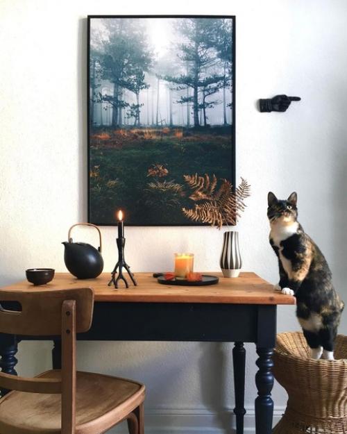 Зеленая кухня с черным гарнитуром, прекрасный кофейный уголок и уютная спальня: вкусно, насыщенно и очень по-домашнему. 08