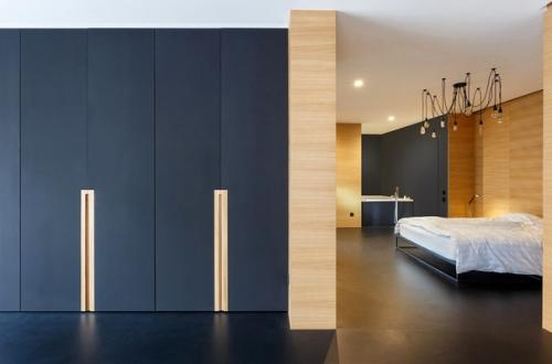 В интерьере квартиры реализовано сочетание чёрного цвета и дерева. 06