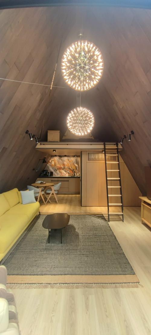 Заказчики хотели дом для отдыха, который бы отличался от основного и допускал смелые решения. 01