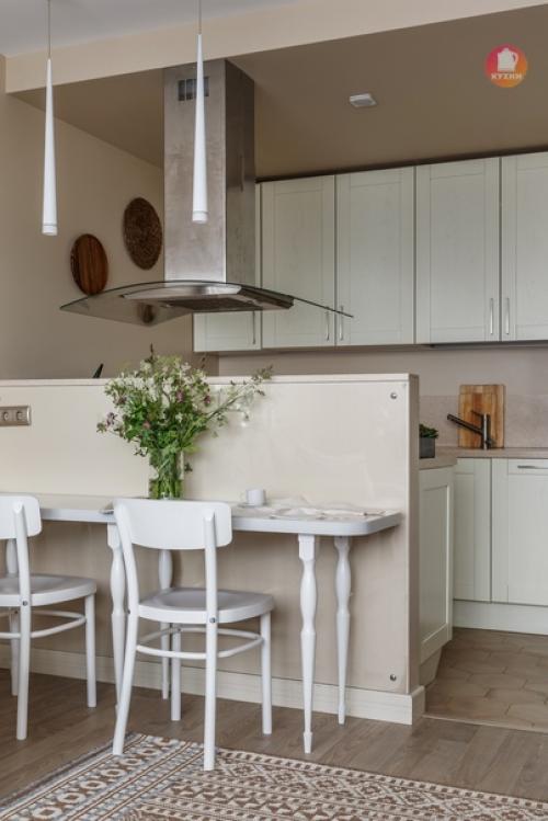 Интерьер кухни - гостиной в нежной пастельной цветовой гамме. 06