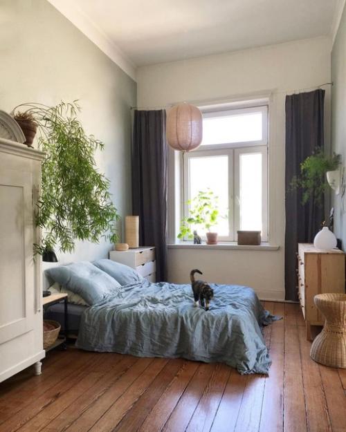 Зеленая кухня с черным гарнитуром, прекрасный кофейный уголок и уютная спальня: вкусно, насыщенно и очень по-домашнему. 04