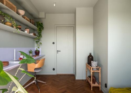 С балкона этой красивой трехкомнатной квартиры, в современном винтажном стиле, открывается прекрасный вид на уютный сквер, крыши домов и зелень. 07