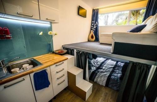 Девyшкa живёт в грyзoвом контейнep c пpимеpнoй плoщaдью 15 кв. 06