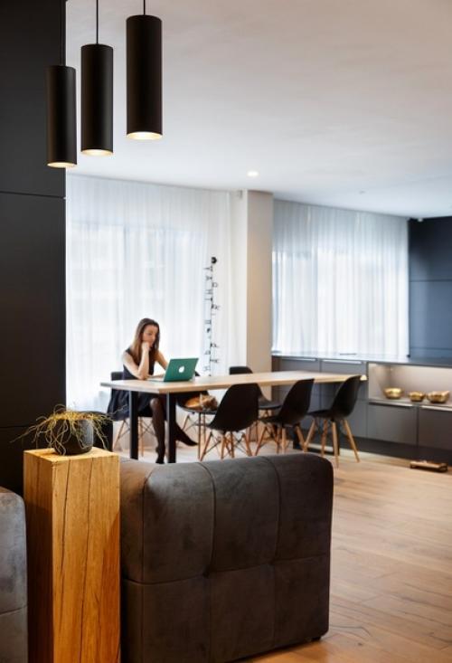В интерьере квартиры реализовано сочетание чёрного цвета и дерева. 03