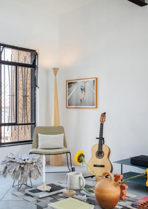 Уникальный белый дом с красочным декором. 01