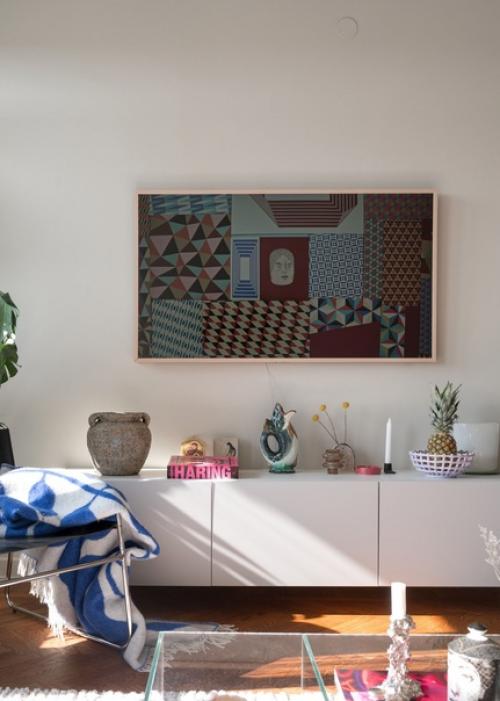 С балкона этой красивой трехкомнатной квартиры, в современном винтажном стиле, открывается прекрасный вид на уютный сквер, крыши домов и зелень. 01