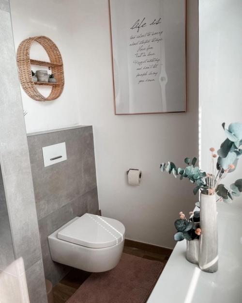 Розовые детали в интерьере дома с шикарным большим диваном в Германии. 07