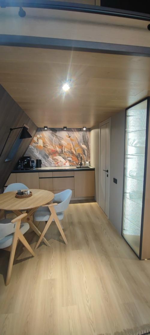 Заказчики хотели дом для отдыха, который бы отличался от основного и допускал смелые решения. 03