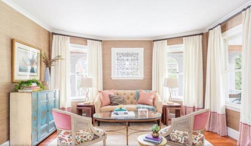 Сегодня мы расскажем о нескольких приемах для удачного выбора цвета стен в гостиной. 06