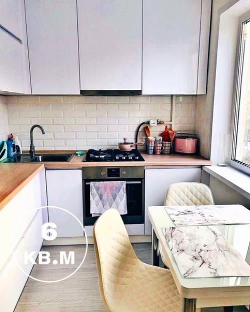 Светлая компактная кухня, 6 кв.