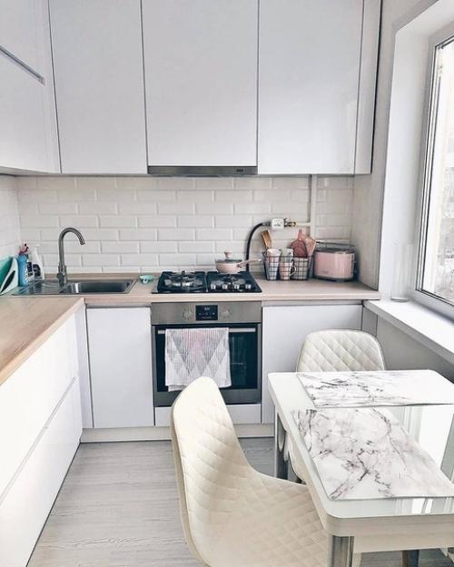 Светлая компактная кухня, 6 кв. 03