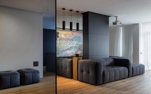 В интерьере квартиры реализовано сочетание чёрного цвета и дерева. 01