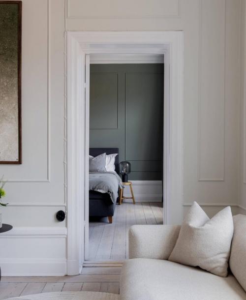 Интерьер трехкомнатной квартиры в доме 1902 года постройки с высоким потолком, красивой лепниной и двумя изразцовыми печами. 06