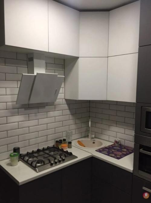 Монохромный интерьер 6-метровой кухни. 04