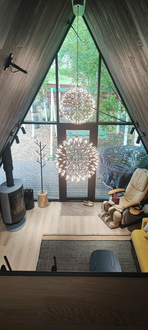 Заказчики хотели дом для отдыха, который бы отличался от основного и допускал смелые решения. 02