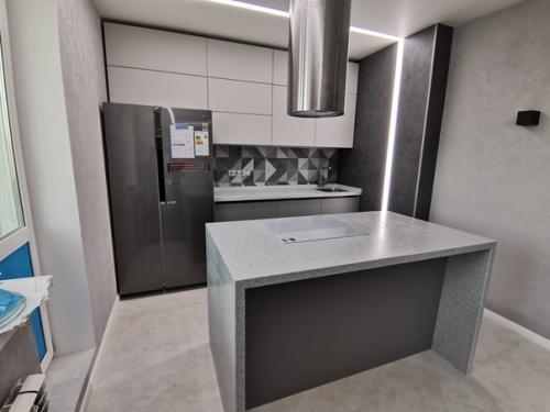 Свеженький ремонт кухни кухня с островом. 08