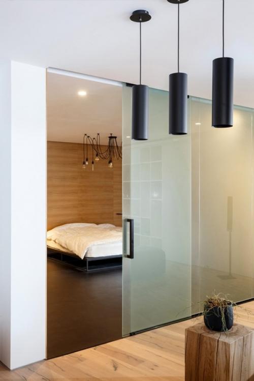 В интерьере квартиры реализовано сочетание чёрного цвета и дерева. 07