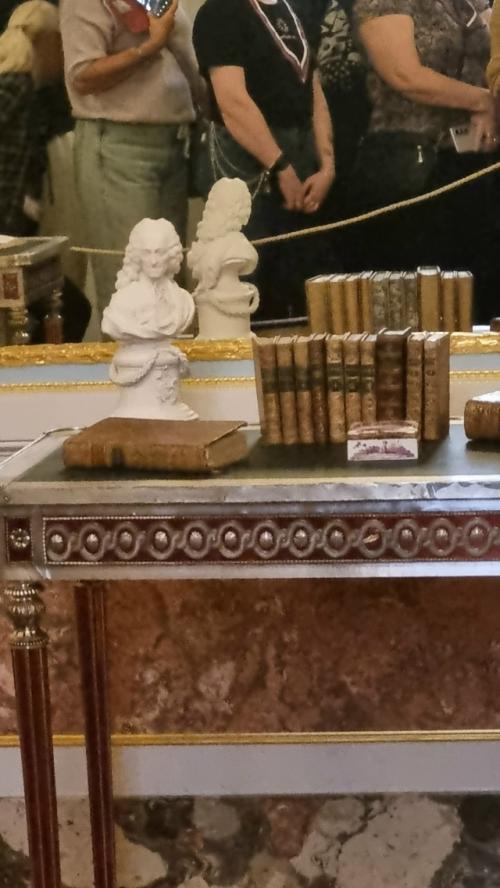 А по правую сторону находится фаворитная лестница. 03 А по правую сторону находится фаворитная лестница. 03