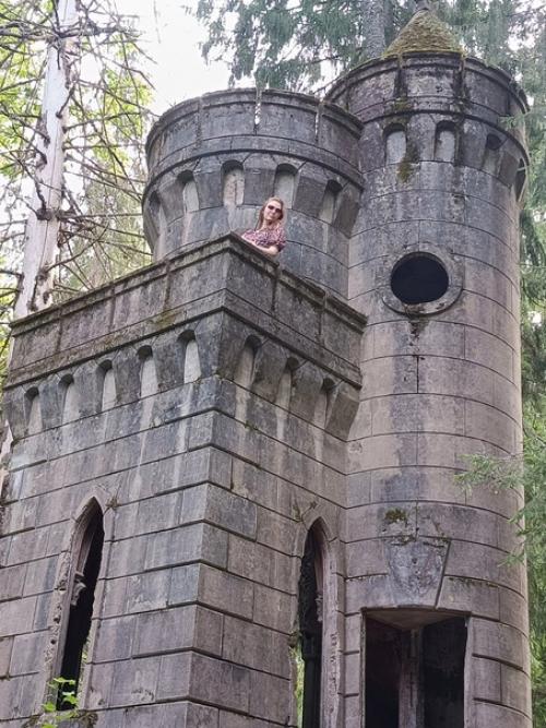 Усадьба Заветное - маленький Версаль - продолжение - от ворот вглубь леса ведет дорога. 07