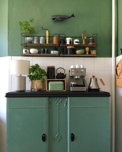 Зеленая кухня с черным гарнитуром, прекрасный кофейный уголок и уютная спальня: вкусно, насыщенно и очень по-домашнему. 06