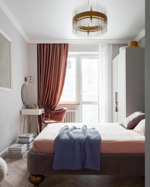 Дизайнер Екатерина пашнина создала для хозяйки удобную планировку с учетом большого количества вещей, которые нужно было разместить. 01