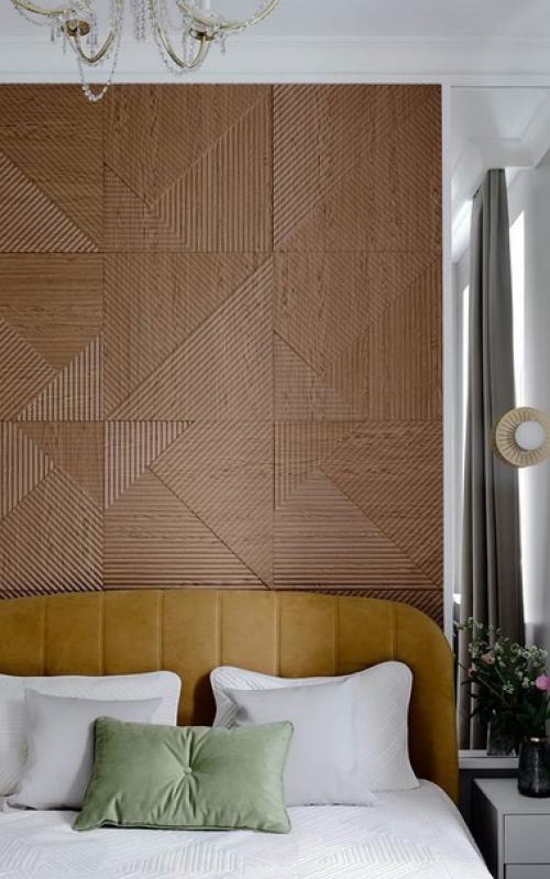 Высокие потолки, большие окна, сохраненная кирпичная кладка и винтажная люстра в спальне. 07