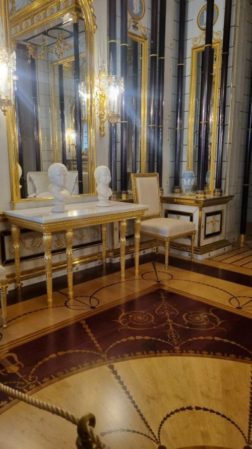 А по правую сторону находится фаворитная лестница. 01 А по правую сторону находится фаворитная лестница. 01