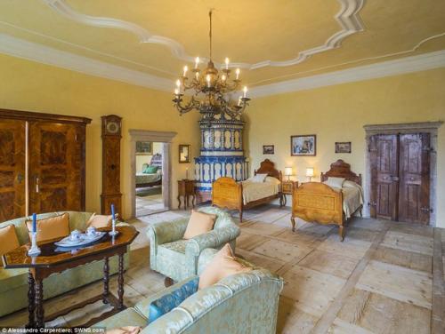 В Италии выставили на продажу замок, начало возведение которого относится к XIV века. 05