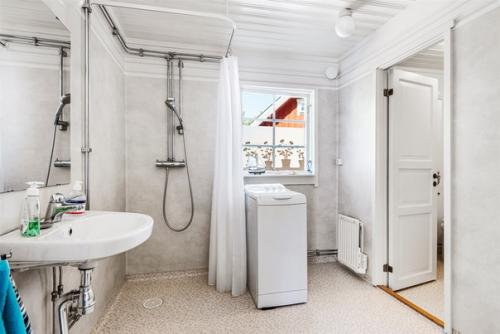 Небольшой загородный домик в традиционном для швеции красном цвете. 08