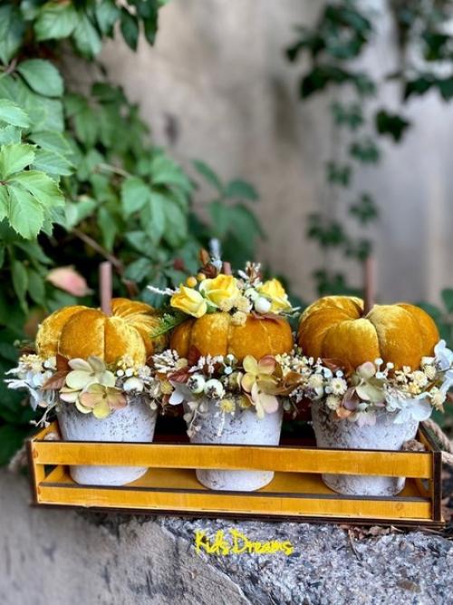 Дизайнеры интерьеров предлагают отойти от устоявшегося мнения и сделать своими руками интересный вариант тыквы из бархата. 01